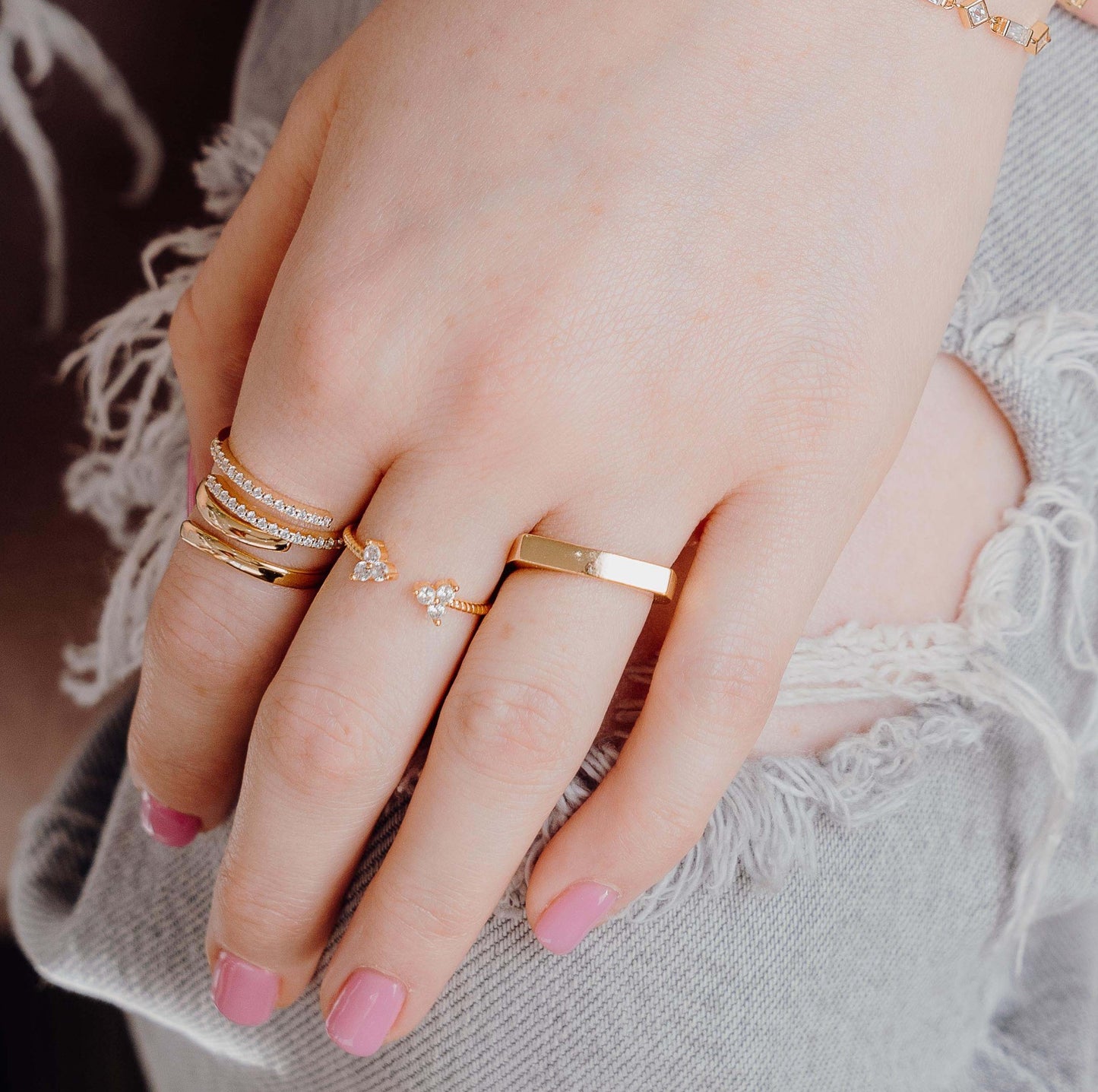 Anillo Espiral Zirconias Dorado