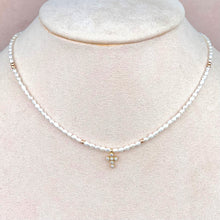 Cargar imagen en el visor de la galería, Choker Perlas Cruz

