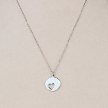 Cargar imagen en el visor de la galería, Collar Moneda Corazón
