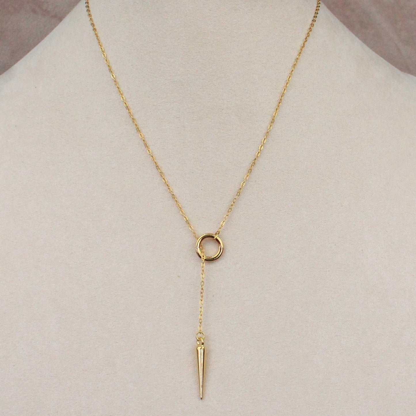 Lariat Círculo y Pico dorado