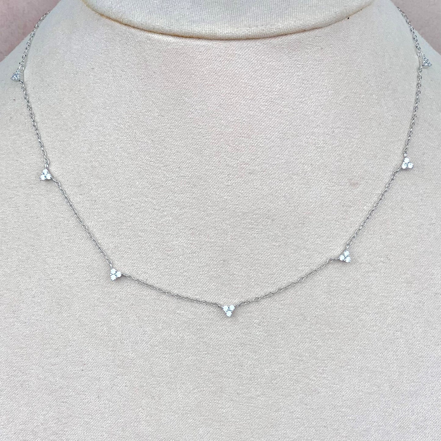 Collar Triángulos Plateado